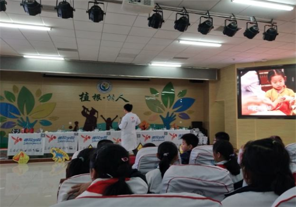 德拉学院加盟
