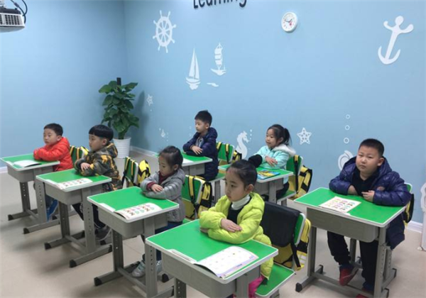 多彩糖果学习馆加盟