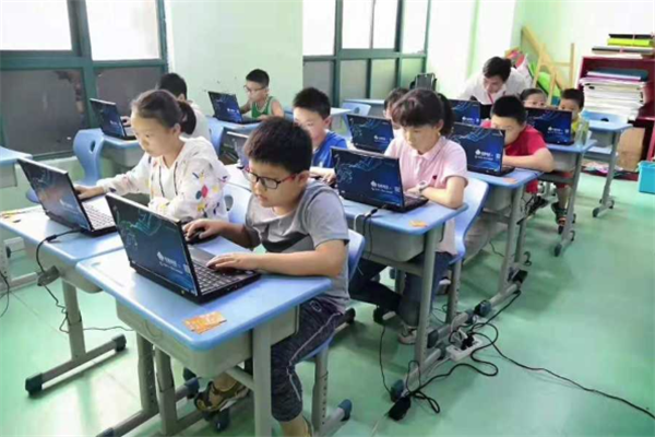 码趣少儿编程加盟