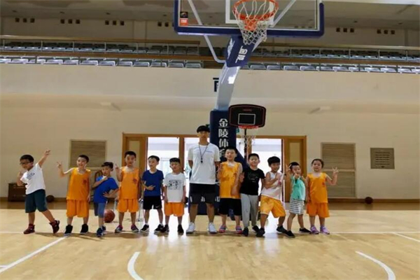小飞人篮球俱乐部加盟