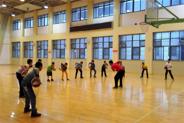 小飞人篮球俱乐部加盟